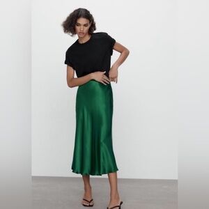 Zara emerald green satin skirt size small 100% viscose